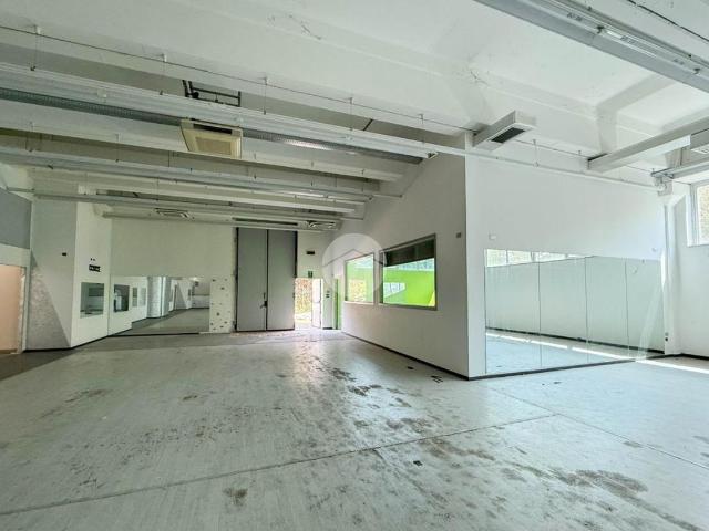 Locale Commerciale in vendita a Calcinate, Lombardia
