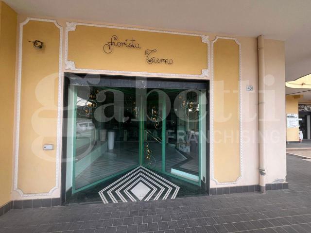 Locale Commerciale in vendita a Calvi Risorta, Campania