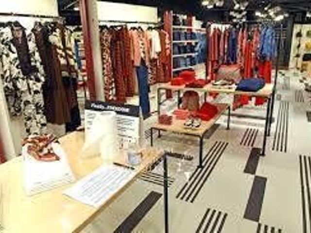 Locale Commerciale in vendita a Lido di Camaiore, Camaiore