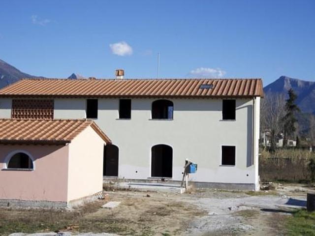 Locale Commerciale in vendita a Pieve, Camaiore