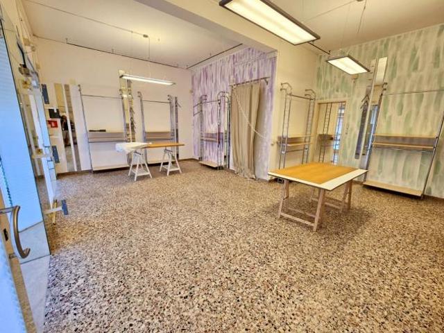 Locale Commerciale in vendita a Camaiore, Toscana