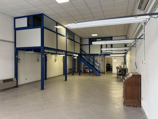 Locale Commerciale in vendita a San Lorenzo, Campi Bisenzio