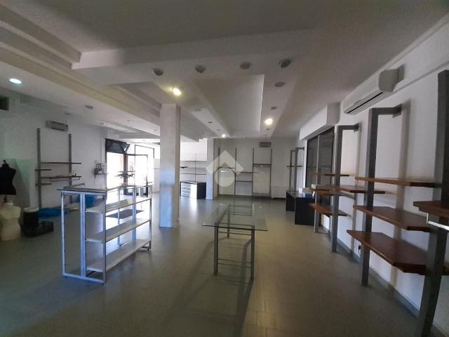 Locale Commerciale in vendita a Basse, Campolongo Maggiore