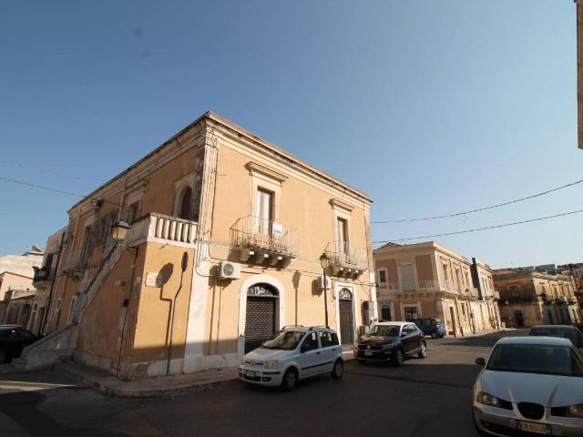 Locale Commerciale in vendita a Canicattini Bagni, Sicilia