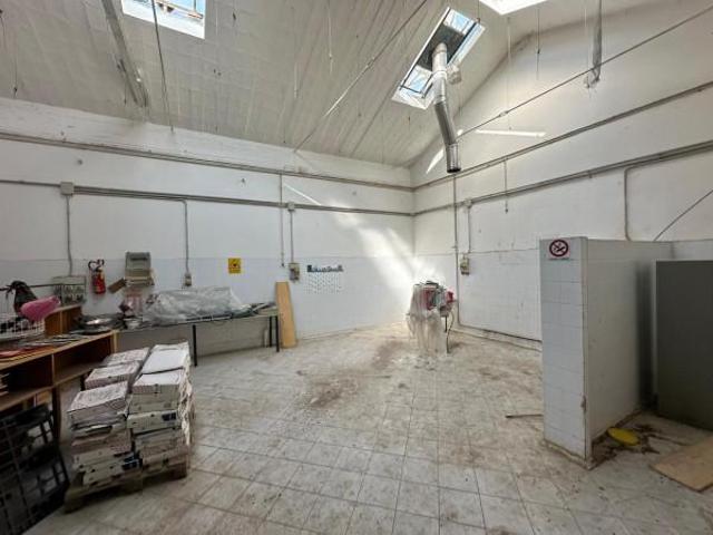 Locale Commerciale in vendita a Cannara, Umbria