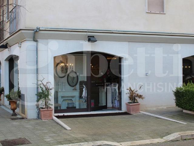 Locale Commerciale in vendita a Canosa di Puglia, Barletta-Andria-Trani