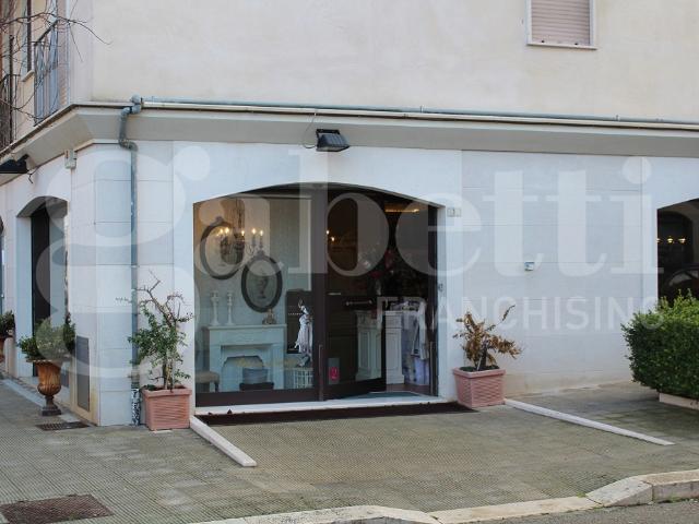 Locale Commerciale in vendita a Canosa di Puglia, Barletta-Andria-Trani