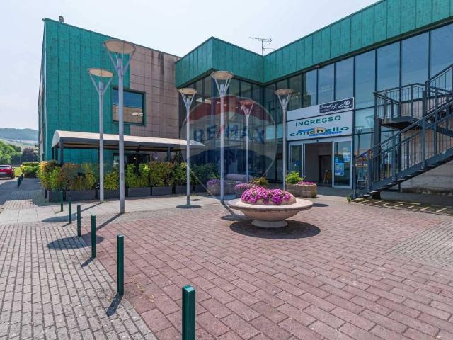 Locale Commerciale in vendita a Val d’Enza, Re
