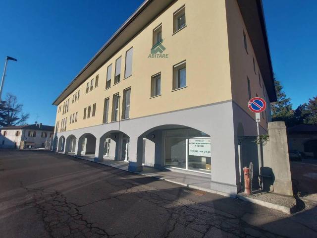 Locale Commerciale in vendita a Comunità Montana del Piambello, Cantello