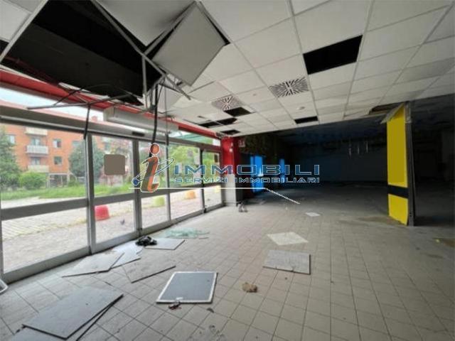Locale Commerciale in vendita a Cantù, Lombardia