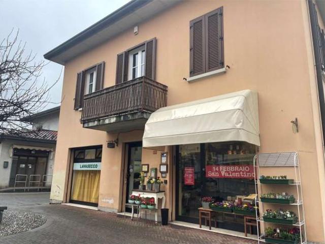 Locale Commerciale in vendita a Capiago Intimiano, Lombardia