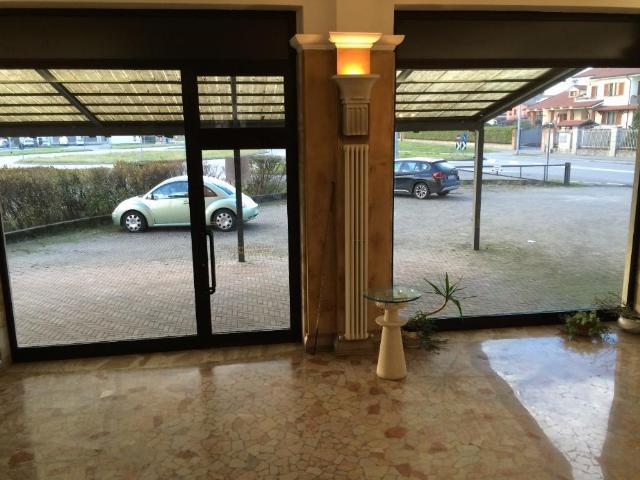 Locale Commerciale in vendita a Caponago, Lombardia