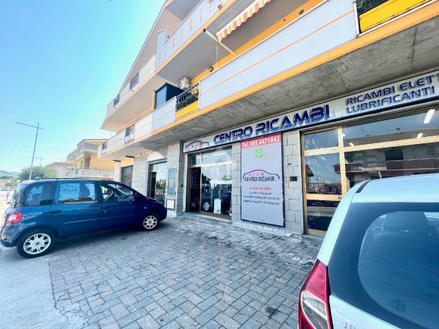 Locale Commerciale in vendita a Cappelle Sul Tavo, Abruzzo