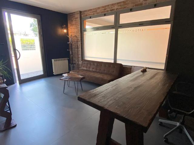Locale Commerciale in vendita a Capriate, Capriate San Gervasio