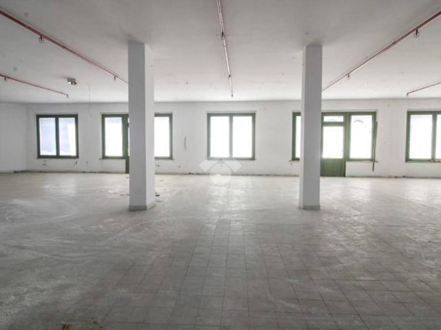 Locale Commerciale in vendita a Capriate, Capriate San Gervasio