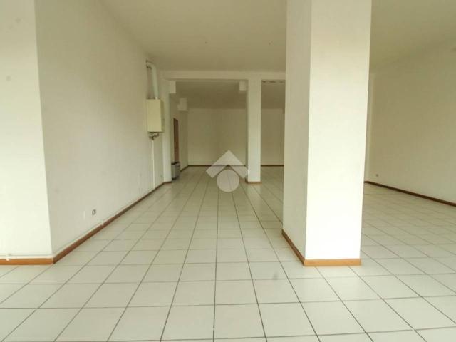Locale Commerciale in vendita a Capriate, Capriate San Gervasio