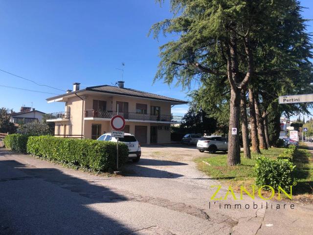Locale Commerciale in vendita a Capriva Del Friuli, Friuli-Venezia Giulia