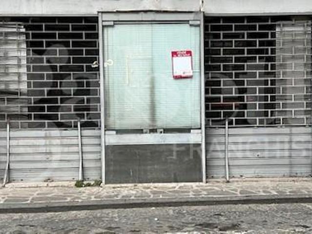 Locale Commerciale in vendita a Capua, Campania