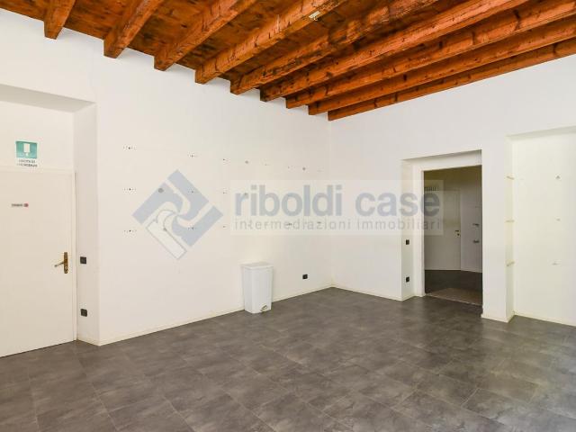 Locale Commerciale in vendita a Realdino, Carate Brianza