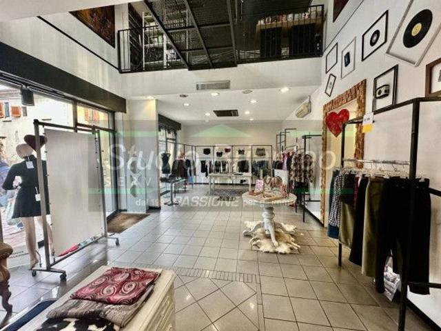 Locale Commerciale in affitto a Realdino, Carate Brianza