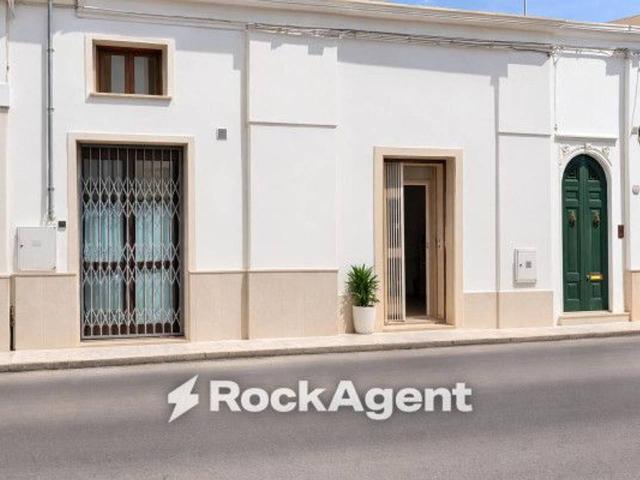 Locale Commerciale in vendita a Puglia, Lecce