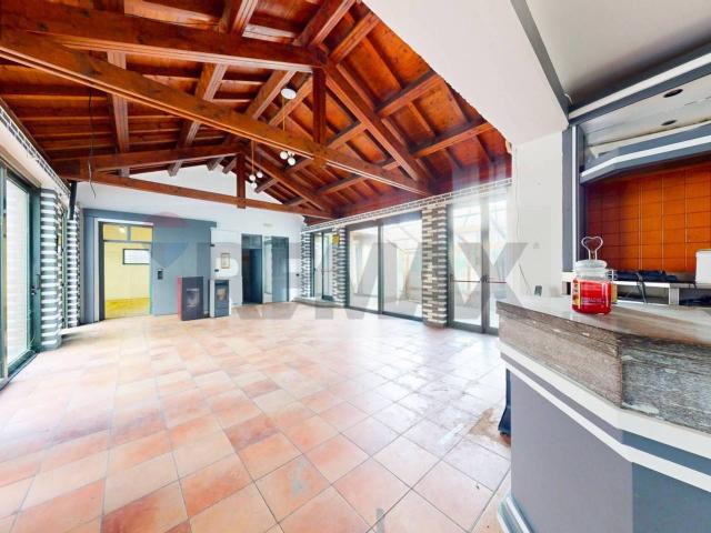 Locale Commerciale in vendita a Passirano, Carnate