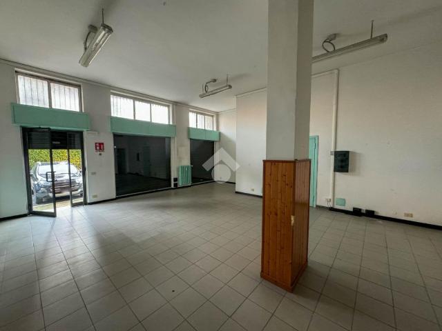 Locale Commerciale in vendita a Carnate, Lombardia