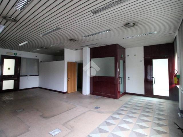 Locale Commerciale in vendita a Carnate, Lombardia