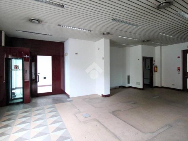 Locale Commerciale in vendita a Carnate, Lombardia