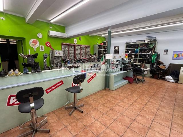 Locale Commerciale in vendita a Oltreponte, Casale Monferrato