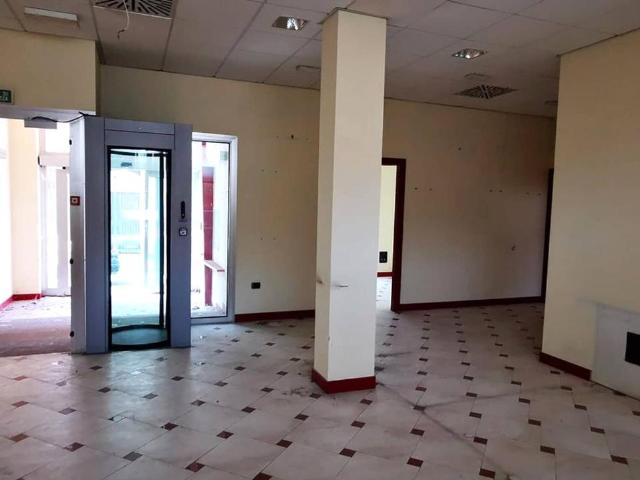 Locale Commerciale in vendita a Casalpusterlengo, Lombardia