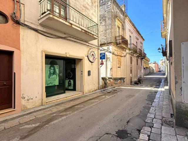 Locale Commerciale in vendita a Puglia, Lecce
