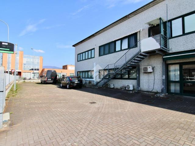 Locale Commerciale in vendita a Cascina, Toscana