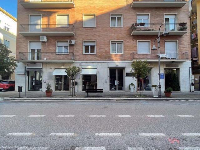 Locale Commerciale in vendita a San Silvestro, Cassino