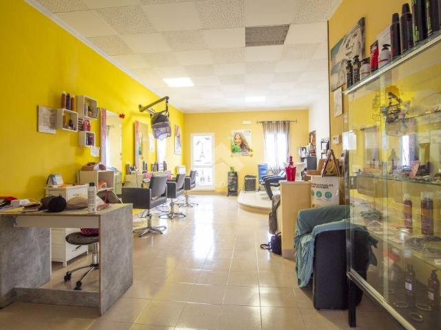 Locale Commerciale in vendita a Canetra, Castel Sant'angelo