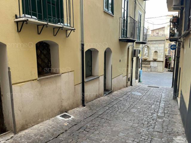 Locale Commerciale in vendita a Castelbuono, Sicilia