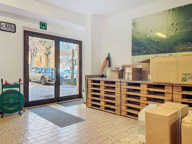 Locale Commerciale in vendita a Sant'Agostino, Marche