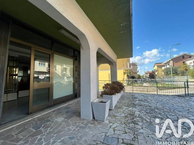 Locale Commerciale in vendita a Sant'Agostino, Marche