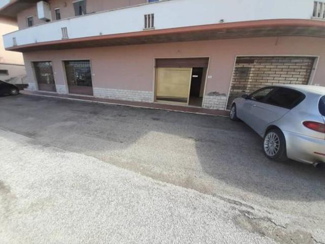 Locale Commerciale in vendita a Castellalto, Abruzzo