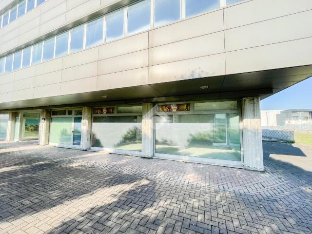 Locale Commerciale in vendita a Castenedolo, Brescia