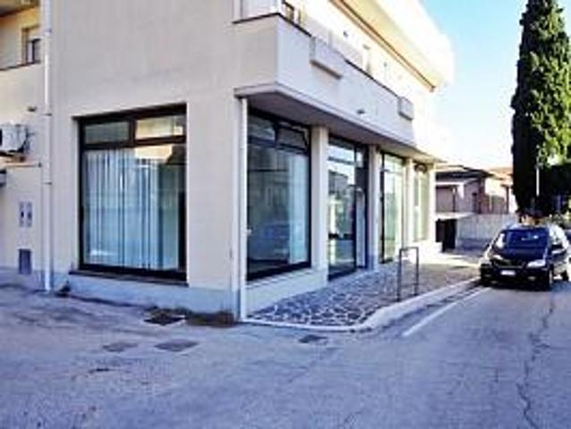 Locale Commerciale in vendita a Castiglione A Casauria, Abruzzo
