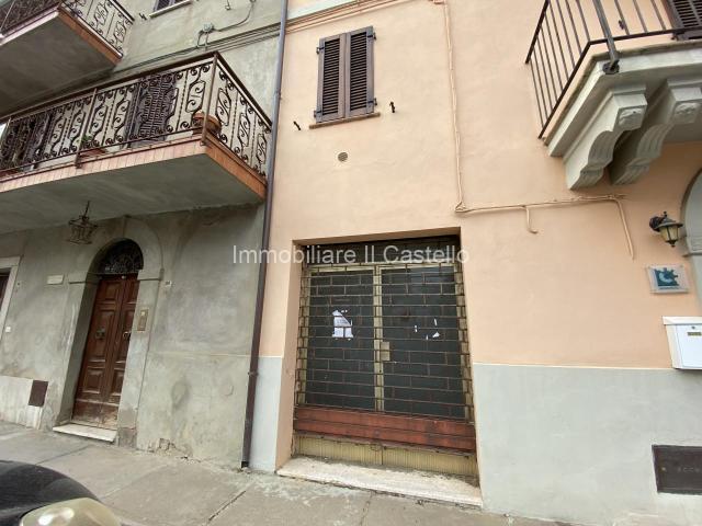 Locale Commerciale in vendita a Poggetto, Gioiella
