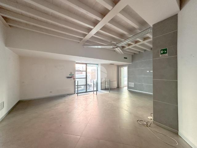 Locale Commerciale in vendita a Castiglione Delle Stiviere, Lombardia