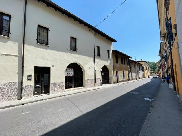 Locale Commerciale in vendita a Castiglione Delle Stiviere, Lombardia
