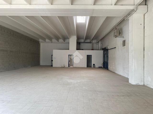 Locale Commerciale in vendita a Castiglione Delle Stiviere, Lombardia