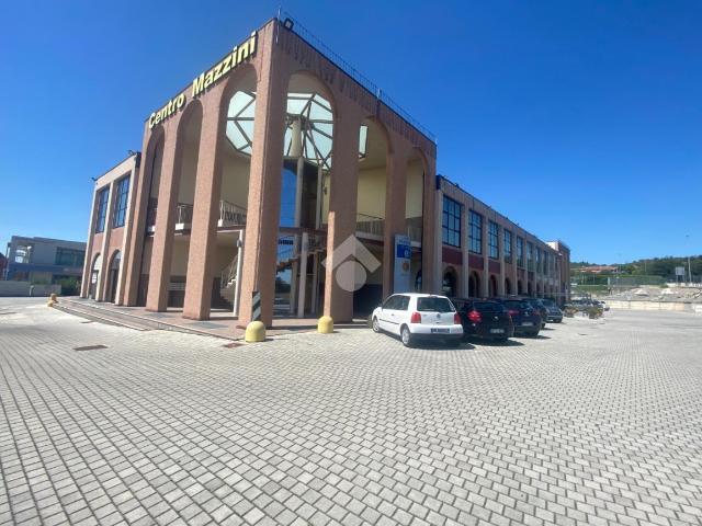 Locale Commerciale in vendita a Castiglione Delle Stiviere, Lombardia