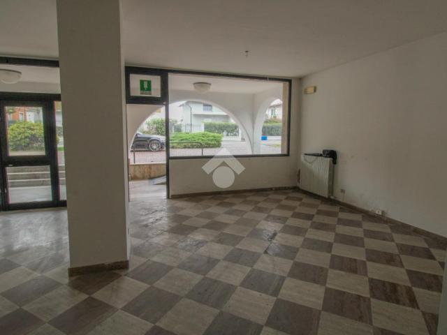 Locale Commerciale in vendita a Castrezzato, Lombardia