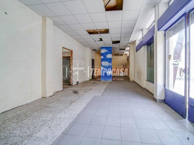 Locale Commerciale in vendita a Castronno, Lombardia