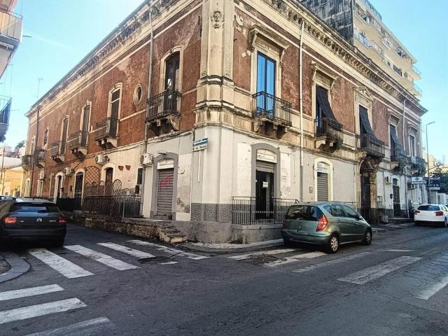 Locale Commerciale in vendita a Picanello-Ognina-Barriera-Canalicchio, Catania