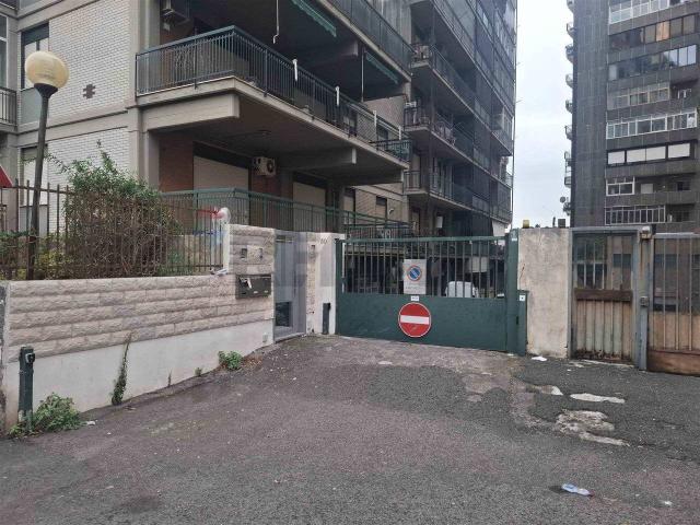 Locale Commerciale in vendita a Picanello-Ognina-Barriera-Canalicchio, Catania